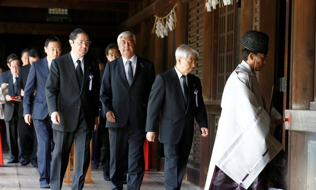 일본 아베 총리, 야스쿠니신사에 다시 공물 보내 