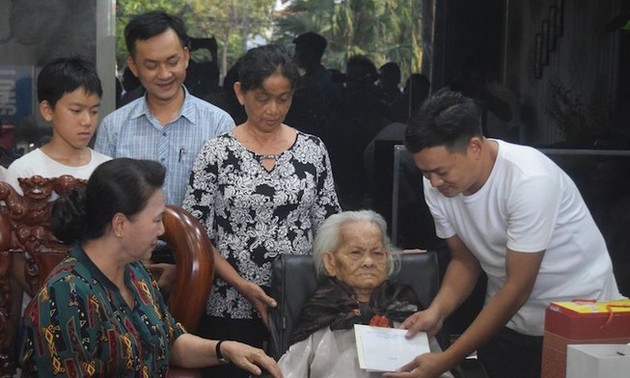 국회의장, 꽝남과 다낭의 베트남 영웅어머니 및 정책대상가족 방문