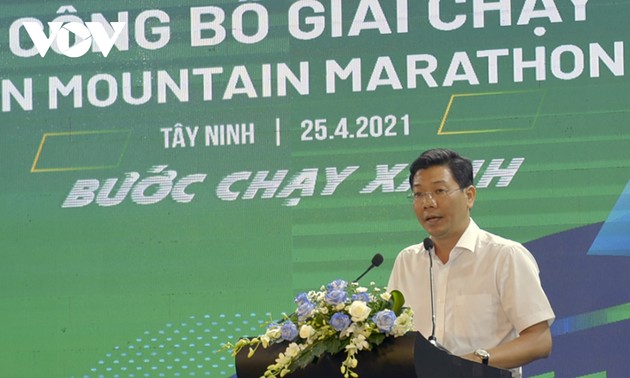 떠이닌성, 바덴산 탐방 마라톤 대회 첫 개최
