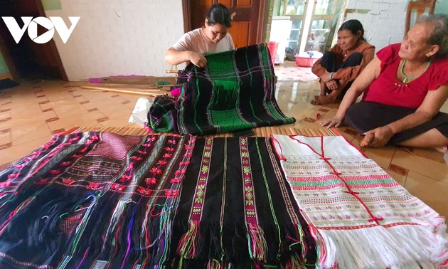 닥니어 협동조합의 베트남 소수민족 전통 브로케이드 토껌(thổ cẩm) 생산