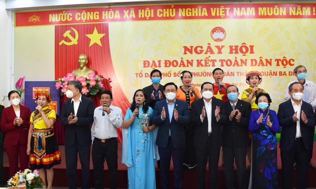 국회의장, 하노이 바딘군 꽌타인동 민족 대단결의 날 행사 참석해 선물 전달