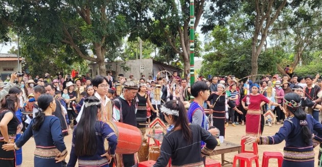 꼰허링 마을 쎄당 소수민족의 즐거운 햅쌀 축제