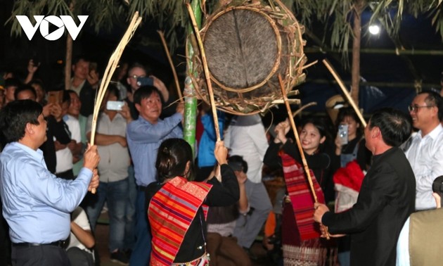 마꼬옹 소수민족의 북치기 축제
