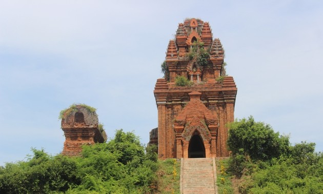 빈딘성, 관광업 개발 위한 참족 전탑 유적 가치 발휘