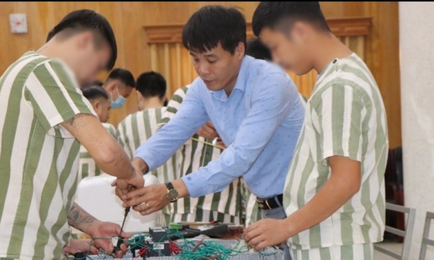 하노이 공안청 제1 구치소에 열리는 직업 교육 수업