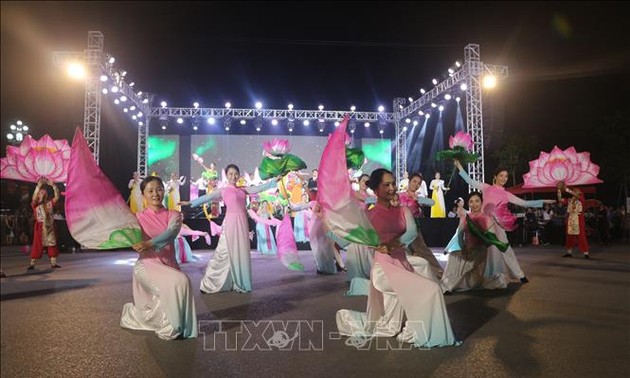 응에안성, ‘연꽃이 피어난 계절의 고향’ 길거리 축제 개최
