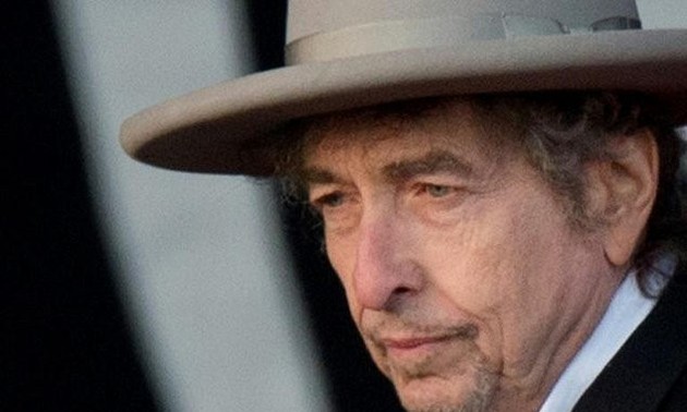 អ្នកចម្រៀង Bob Dylan បាន ទទួលរង្វាន់ Nobel អក្សរសាស្ត្រ  