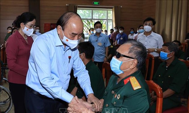 Presiden Nguyen Xuan Phuc Imbau Partai Komunis dan Negara Lebih Memperhatikan Para Prajurit dengan Disabilitas dan Keluarga Para Martir