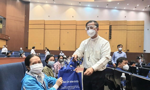 Para Biksu dan Pendeta Secara Sukarela Melawan Pandemi di provinsi Binh Duong