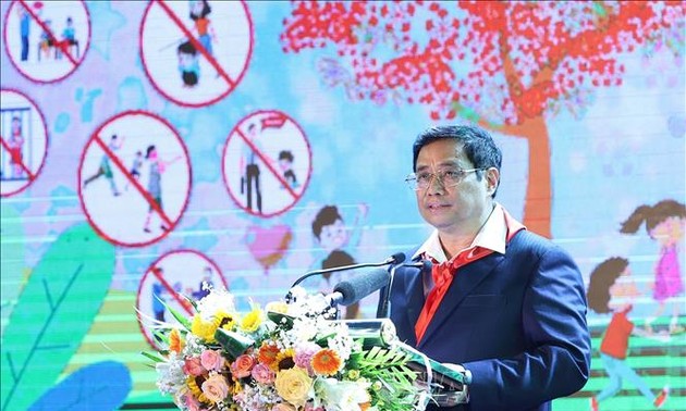 Perdana Menteri Pham Minh Chinh: Jangan Hanya Ada Bulan Aksi untuk Anak-anak, Tetapi Harus Selalu Bertindak untuk Anak-anak. 