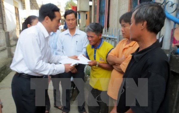 越南祖国阵线中央委员会向承天顺化省渔民提供10亿越盾援助
