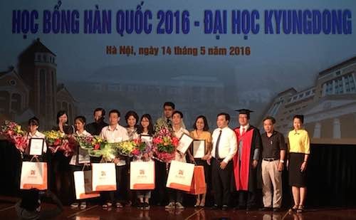 韩国庆东大学向河内优秀高中生颁发奖学金