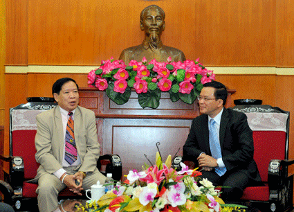 越南祖国阵线中央委员会领导人会见老挝律师代表团