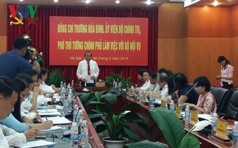 越南政府副总理张和平与内务部举行工作座谈会