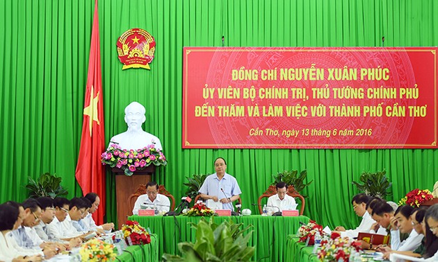 越南政府总理阮春福与芹苴市领导人举行工作座谈会