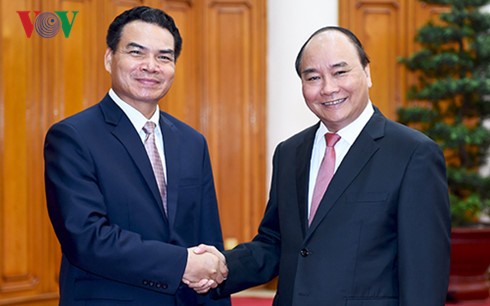 阮春福会见老挝政府办公厅主任佩•蓬皮帕
