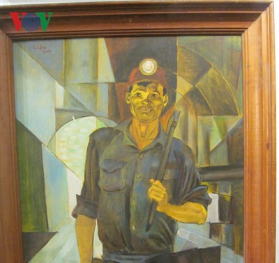 越南历代画家的“走进矿工”美术展在河内举行