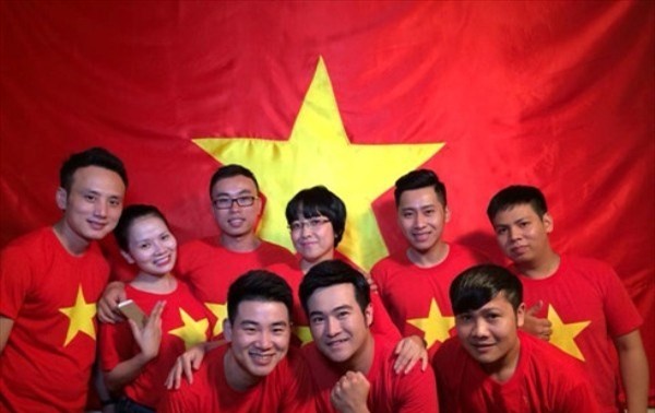 越南艺术家和人民参加有史以来最大的社会音乐视频