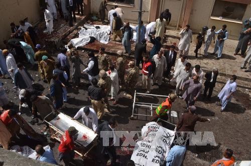 塔利班和“伊斯兰国”都宣称对巴基斯坦自杀式爆炸袭击负责