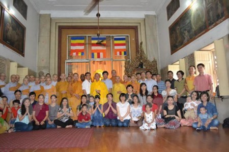 旅居印度越南人举办盂兰报孝节