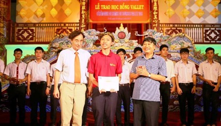 “相约越南”组织向承天顺化省学生颁发奖学金