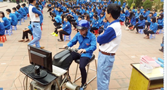胡志明市团市委举行2016年交通安全活动
