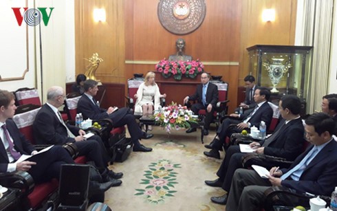 越南祖阵中央委员会主席阮善仁会见英国议会下院副议长莱恩
