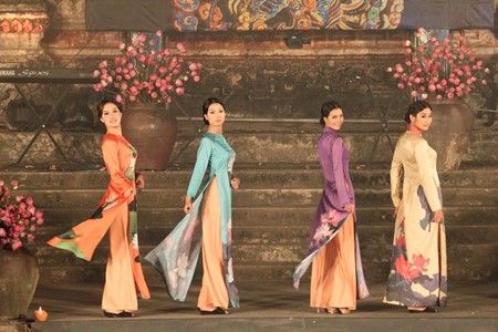 展现越南民族服装——“奥黛”之美