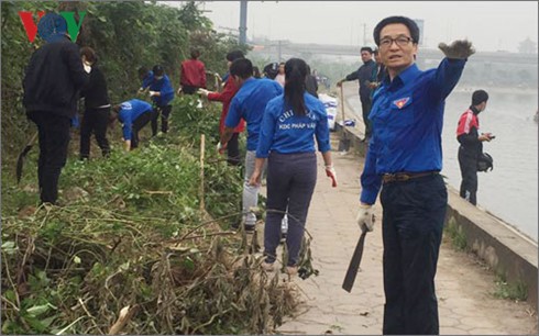 越南政府副总理武德担同青年团员一起参加打扫环境卫生