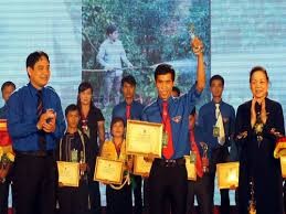 越南胡志明共青团中央向85名优秀青年颁发梁定果奖