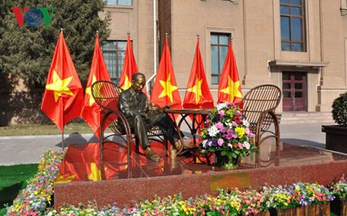 越南驻华大使馆举行胡志明主席塑像落成典礼
