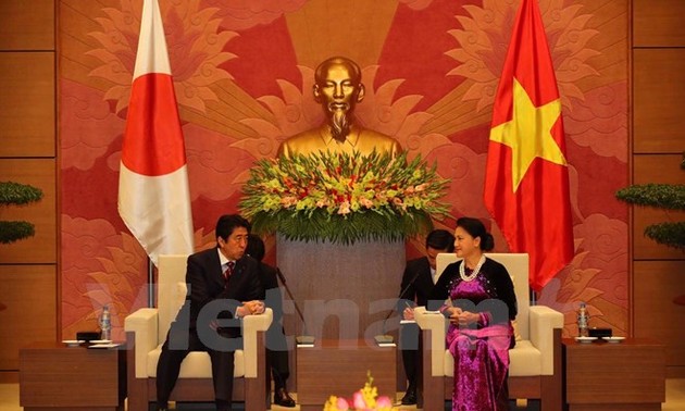 越南国会主席阮氏金银会见日本首相安倍晋三