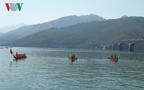 山萝省举行传统划船比赛