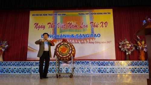 全国各地举行越南诗歌日活动