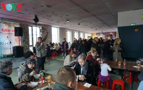 在莫斯科举行的越南街头美食节吸引众多俄罗斯食客