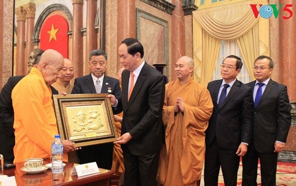 陈大光会见旅泰越侨和在泰越南佛教界代表团