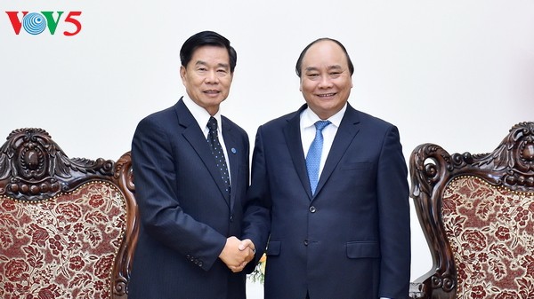 阮春福会见老挝万象市委书记兼市长辛拉冯