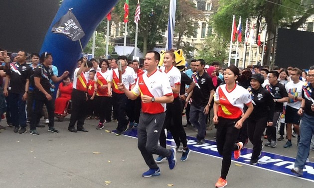 越南举办响应第29届东南亚运动会和第9届东南亚残疾人运动会的接力跑活动