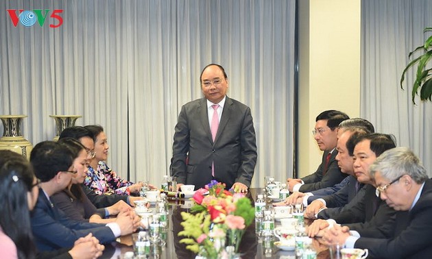 阮春福探望越南常驻联合国代表团工作人员