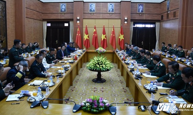 越南国防部部长吴春历与中共中央军委副主席范长龙举行会谈
