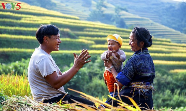 越南乡村温馨朴素的幸福家庭