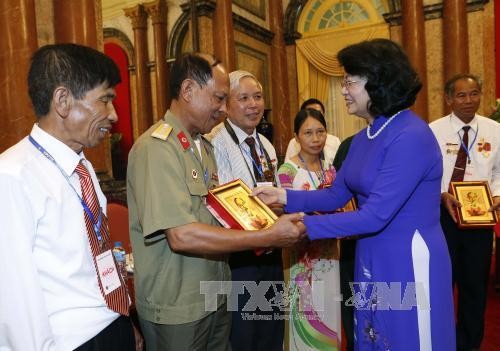 越南领导人开展纪念越南荣军烈士节70周年慰问活动