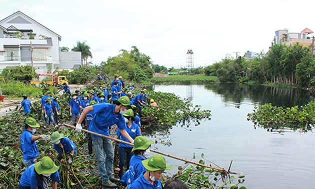 胡志明市举行2017年绿色夏季志愿者活动出征仪式