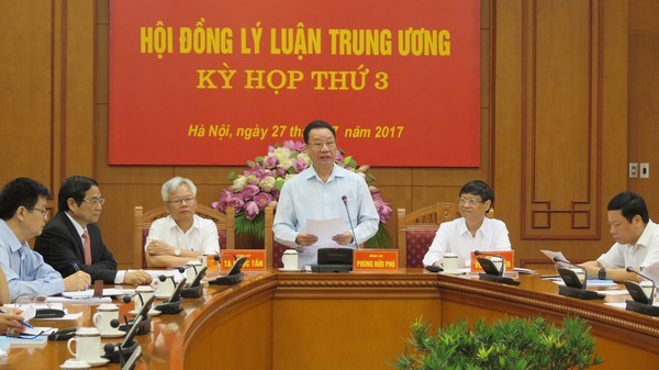  越共中央理论委员会举行会议讨论建设精简高效的政治体系