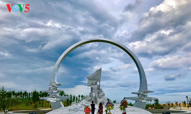 缅怀不朽之花——在鬼鹿角礁牺牲的64名战士的纪念塑像