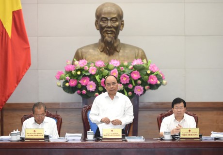 越南政府总理阮春福主持召开政府立法专题会议