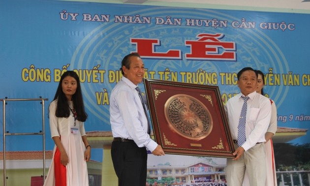 越南政府副总理张和平出席隆安阮文正初中命名仪式