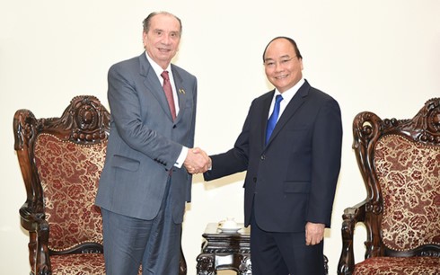 越南政府总理阮春福会见巴西外交部长费雷拉