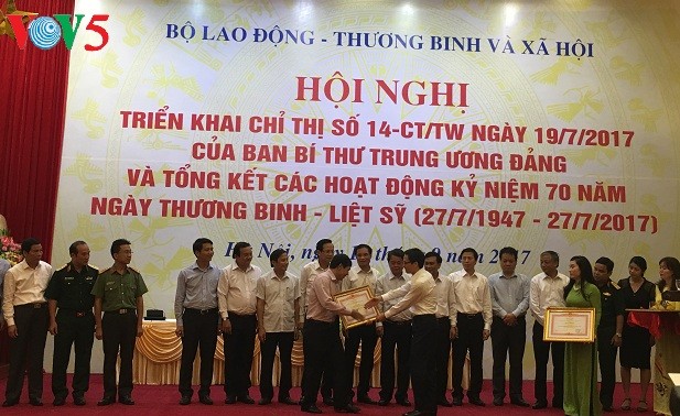 越南党和政府继续关心完善为国立功者政策