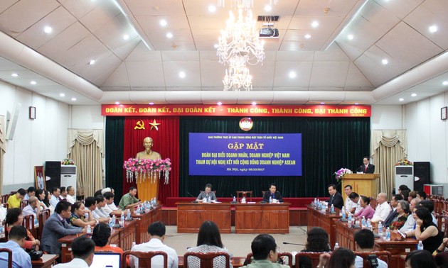 越南祖国阵线中央委员会主席陈清敏会见越南优秀企业和企业家